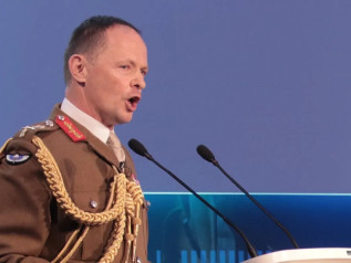 Regno Unito, l’allarme del generale Walker: “Prepararsi alla guerra richied