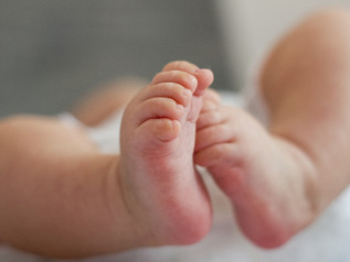 Crollo delle nascite: nel 2025 appena 356mila bambini