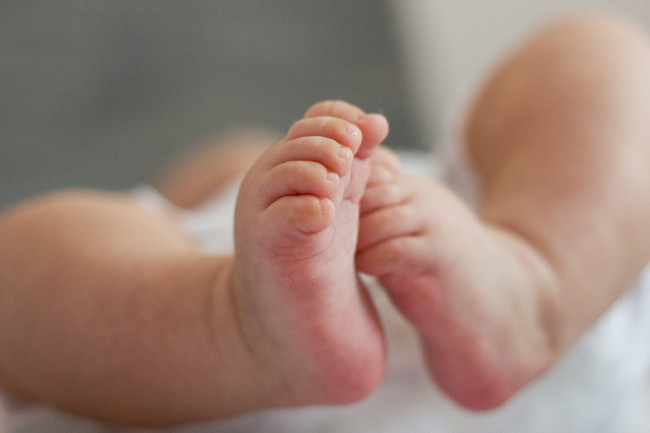 Crollo delle nascite: nel 2025 appena 356mila bambini
