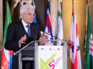 Mattarella: “Le fake news manipolano l’informazione”