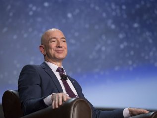 Amazon, aumenta il salario minimo a 15 dollari l'ora