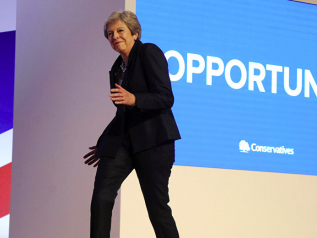 Theresa May, show al congresso Tories. Sale sul palco al ritmo degli Abba