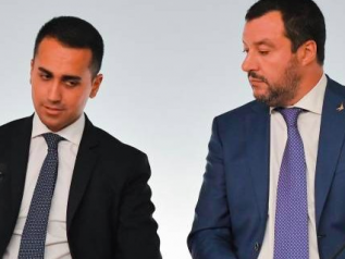 Manovra, Salvini: "Attaccano un popolo". Di Maio: "Non ci fermeremo"