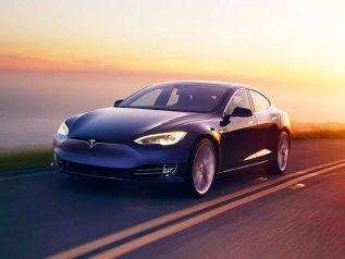 Terzo utile trimestrale in 15 anni. Tesla a una svolta?