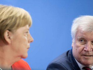 Un altro scossone. Seehofer lascia la presidenza della Csu