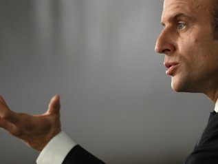 Storico discorso di Macron al Bundestag: svolta Merkel, apre alle riforme