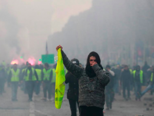 Macron ascolta i "gilet gialli" ma non rinuncia alla sua politica fiscale