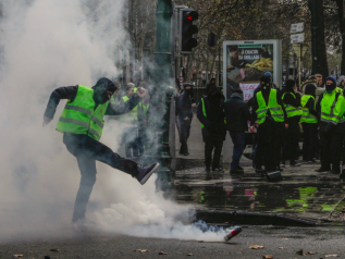 Gilet gialli, approvate le misure di emergenza volute da Macron