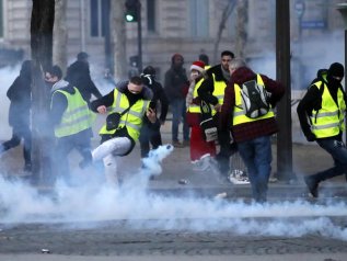 I gilet gialli non si fermano. Scontri a Parigi