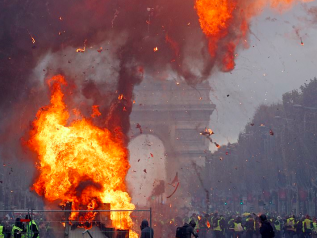 I “gilet gialli” restano compatti. Ancora scontri a Parigi