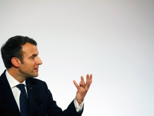 Macron tira fuori l'arma antipovertà. Ma nel suo paese già c'è