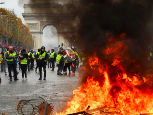 Gilet gialli, atto 18°: scontri e saccheggi a Parigi