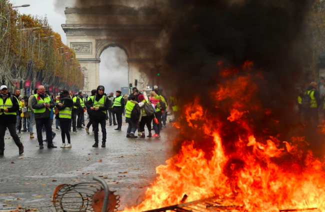 Gilet gialli, atto 18°: scontri e saccheggi a Parigi