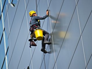 Lavoro, aumentano gli occupati. Ma i problemi restano irrisolti