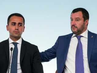 Di Maio lancia il salario minimo europeo, Salvini la flat-tax