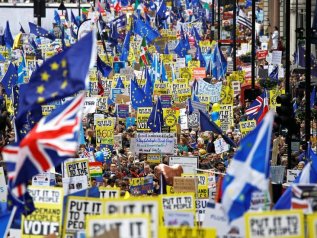 Brexit, 1 mln in piazza per chiedere un altro referendum