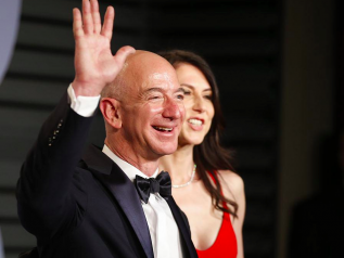 Jeff Bezos versa alla moglie 36 mld