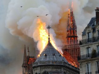 Macron: "Ricostruiremo Notre Dame in 5 anni"