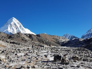 Una montagna di rifiuti alta quanto l'Everest. E Pechino dice basta