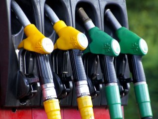 Effetto Trump, schizza il prezzo della benzina alla pompa