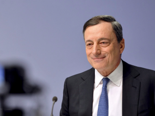Draghi: "Una risata a chi chiede il ritorno alle valute nazionali"