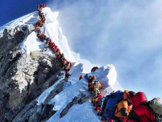 L’Everest sta scoppiando tra rifiuti e sovraffollamento