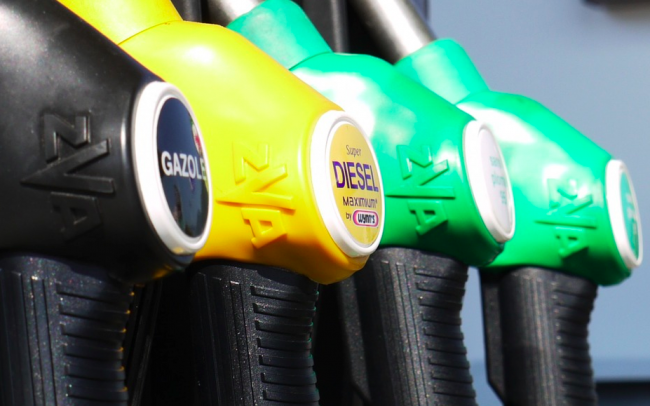 Petrolio ai minimi da sei mesi ma la benzina non scende