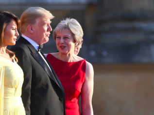 Trump corteggia Londra e sfida Bruxelles