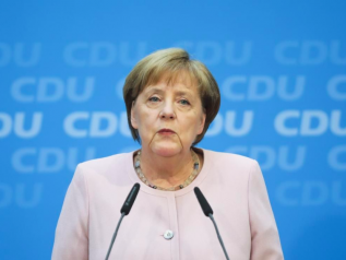 "La Germania appoggia Juncker”. Sì della Merkel alla procedura per l'Italia