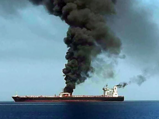 Golfo, due petroliere a fuoco