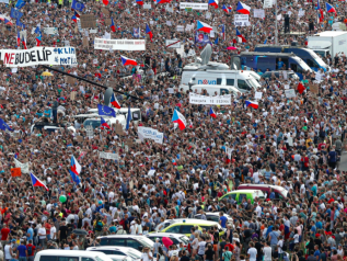 “L’estate di Praga”, folla in piazza contro il premier