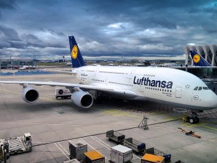Lufthansa, più dividendi per frenare la fuga degli investitori