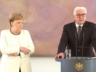 Angela Merkel colta di nuovo da tremori sul palco