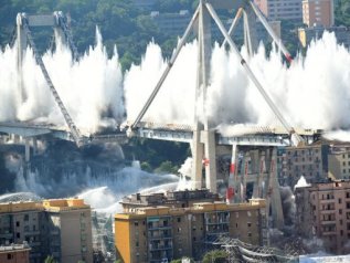 Il ponte Morandi non c'è più: il momento dell'esplosione