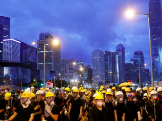 Hong Kong, manifestanti tentano irruzione in Parlamento