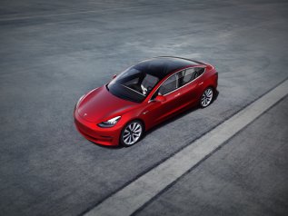Tesla, finalmente un trimestre sopra le attese