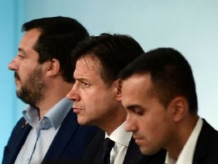 La Lega sfiducia Conte. Salvini: “Fermerò l’inciucio”. Di Maio: “Giullare"