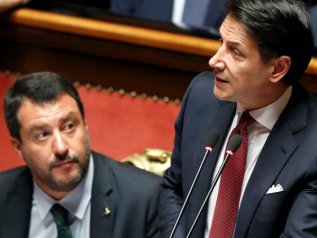 Colpo di scena: la Lega ritira la mozione. Ma Conte: "Vado al Quirinale"