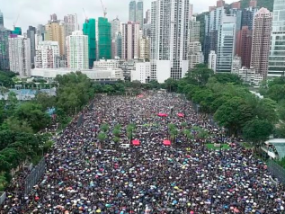 Scontri a Hong Kong, la polizia spara