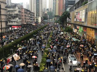 Hong Kong, molotov contro il Parlamento