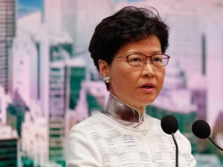 Hong Kong, la governatrice Lam confessa: "Se potessi mi dimetterei"