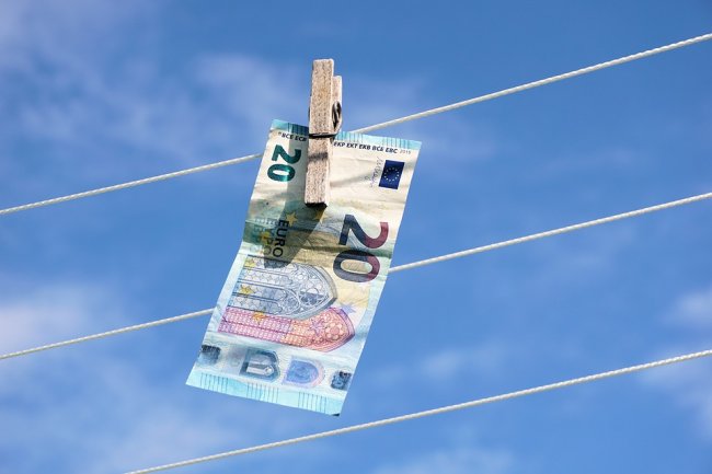 Una tassa sui contanti per battere l’evasione fiscale