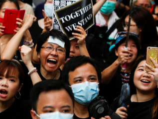 Hong Kong, la polizia spara ad altezza uomo