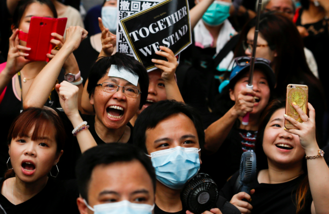 Hong Kong, la polizia spara ad altezza uomo