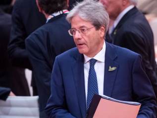 Gentiloni: “Patto non perfetto”. E poi: “Tratterò l'Italia come gli altri”