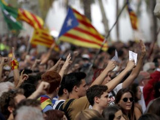 Terza notte di scontri a Barcellona