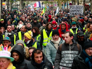 Gilet gialli, scontri a Parigi