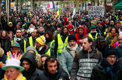 Gilet gialli, scontri a Parigi