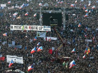 Praga, la generazione di velluto in piazza contro Babis