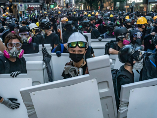 Hong Kong, l’ultima roccaforte: 100 studenti asserragliati nel Politecnico 